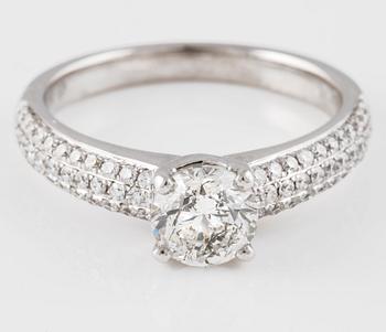 RING, 18K vitguld med briljantslipad diamant ca 1.01 ct samt små diamanter ca 0.37 ct. Vikt 4,3 gram.