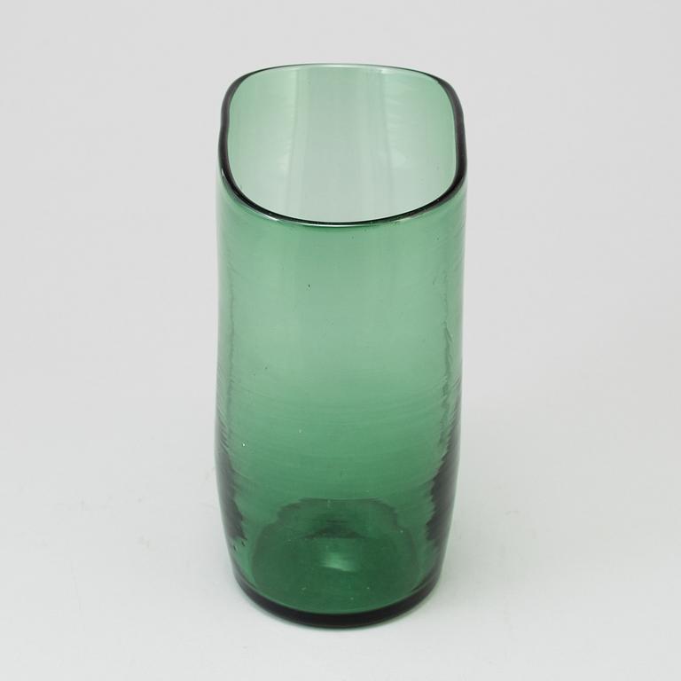 A GREEN GLASS VASE, first half of the 20th century.