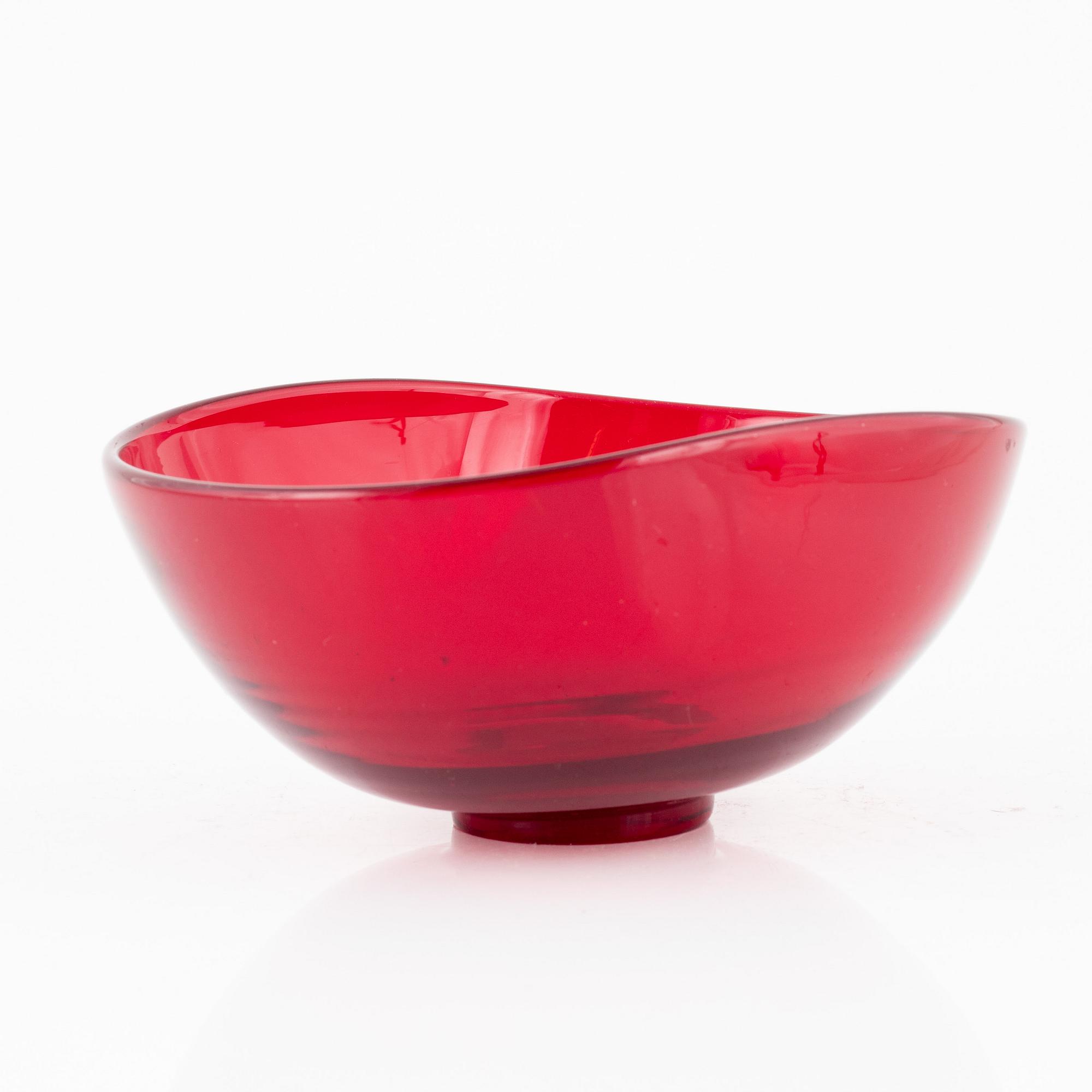 34 pieces of swedish red glass, including Reijmyre and Monica Bratt.