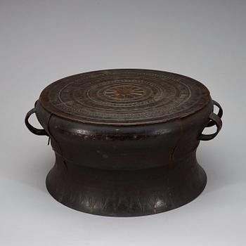 BRONSTRUMMA, Arkaiserande, troligen Songdynastin (960-1279).