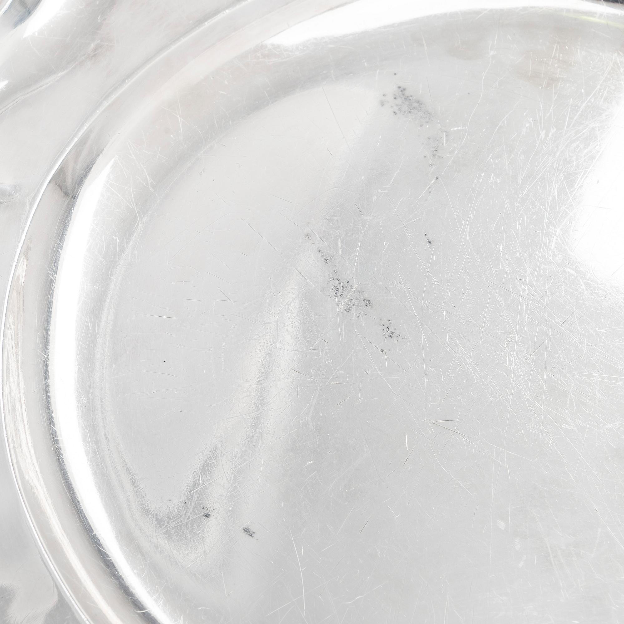 Serveringsfat, silver, mästarstämpel Tanaka och jungin-silverstämpel, Japan kring 1900.