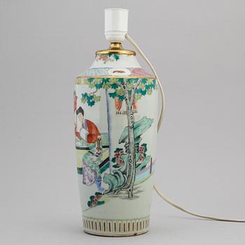 A famille rose vase, turned into a tablelamp, Qing dynasty, 19th century.