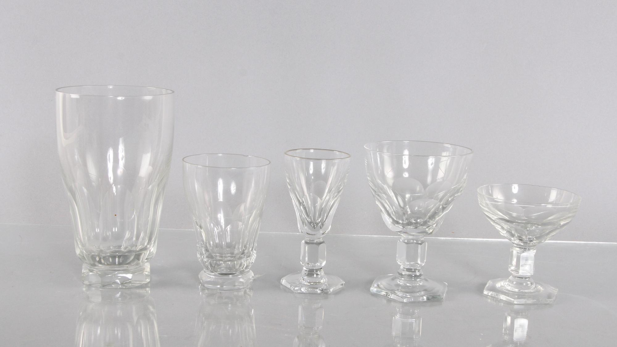 GLASSERVISDELAR, ca 50 delar. 1930/40-tal.