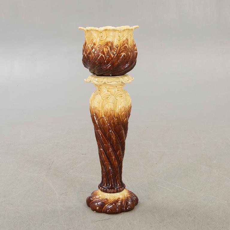 AN early 1900s majolica pedestal and flower urn.