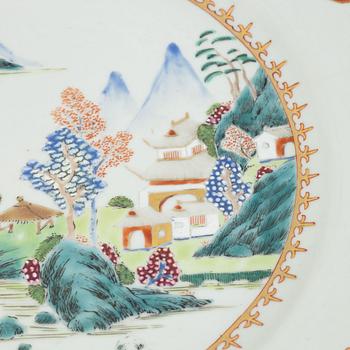 Tallrikar, tre stycken samt fat, två stycken, kompaniporslin, Kina, Yongcheng/Qianlong, 1700-tal.