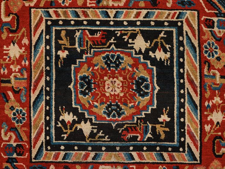 MEDITATIONSMATTA, semiantik Tibetansk, ca 63,5-64,5 x 68,5-70 cm (samt sidorna med 5 cm tygskoning).