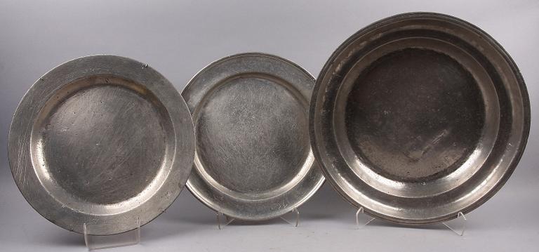 FAT, 3 st, tenn, Michel Persson Pontan, Karlskrona, verksam 1732-1765 samt Zadoch Bergenholtz, Vimmerby, verksam 1793-1825.
