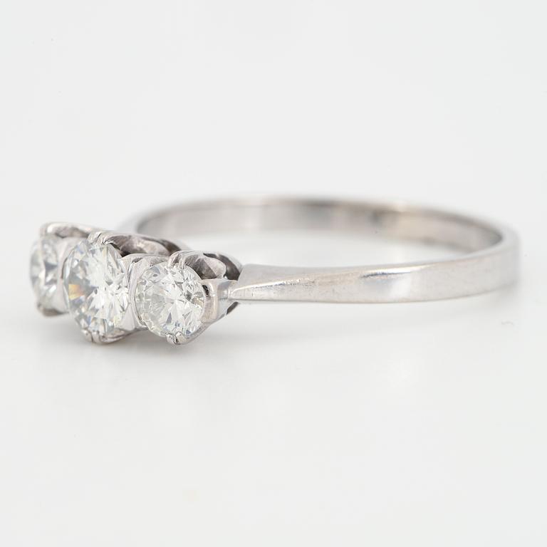 RING, med tre briljantslipade diamanter,