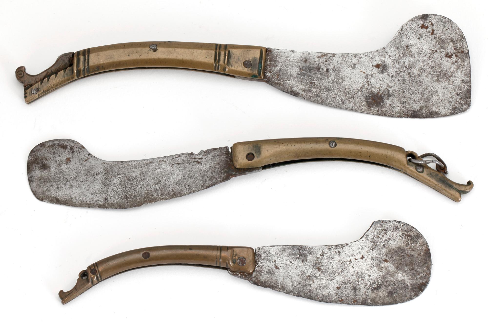 GÄSTABUDSKNIVAR, 3 st, mässing, järn, sannolikt 1700-tal.