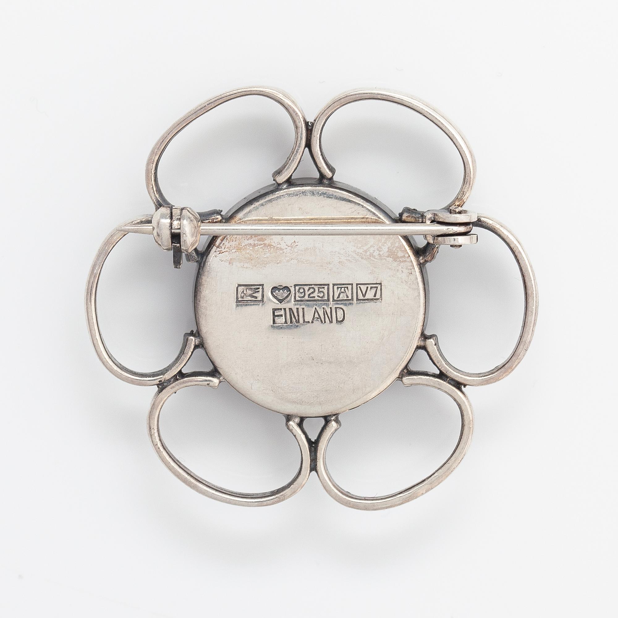 Jorma Laine, A silver and amethyst brooch. Kultateollisuus, Turku 1974.