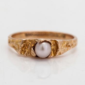 Björn Weckström, ring, "Litet ord", 14K guld och odlad pärla. Lapponia 1976.