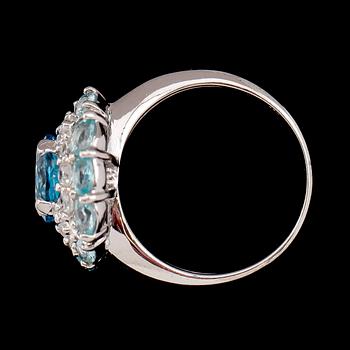 RING, sterlingsilver, blå topaser tot ca 3.00 ct, vita safirer tot ca 1.20 ct, blå turmaliner tot ca 2.40 ct.