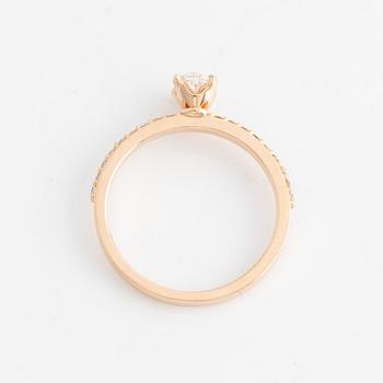 Ring 14K guld med en oval briljantslipad diamant.