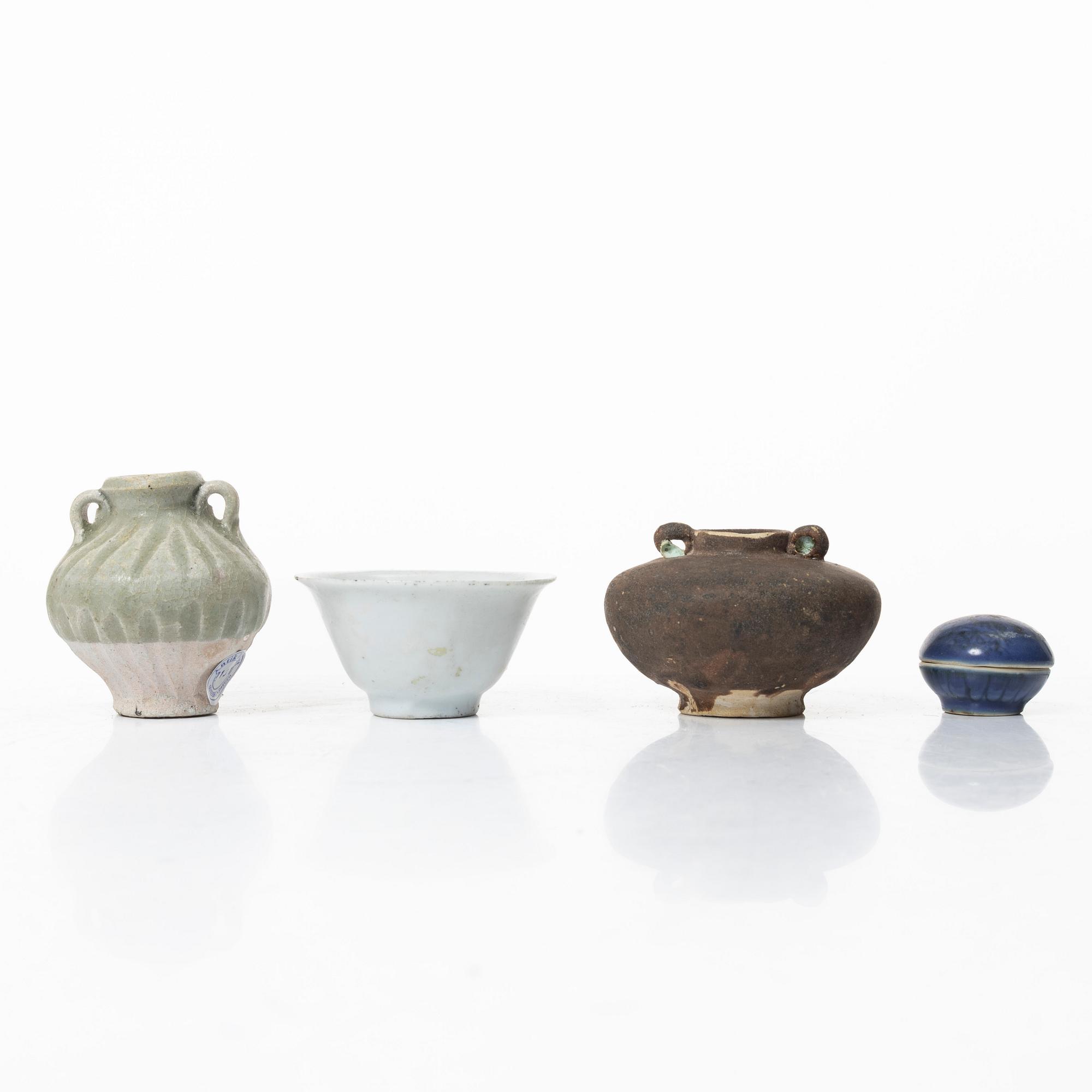 Four ceramic shipwrecked pieces, China, 15th century and 17th century.