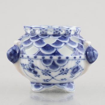 Vas, porslin, Royal Copenhagen, "Musselmalet helblond", model 1043, 1893-1900.
