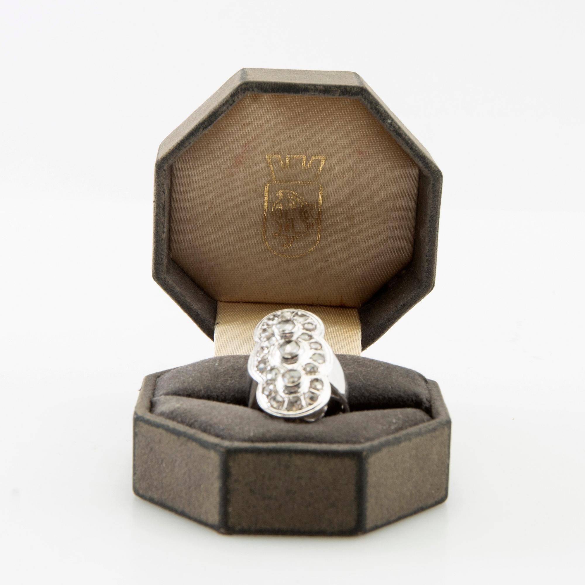 Ring 18K white gold set with rose-cut diamonds.