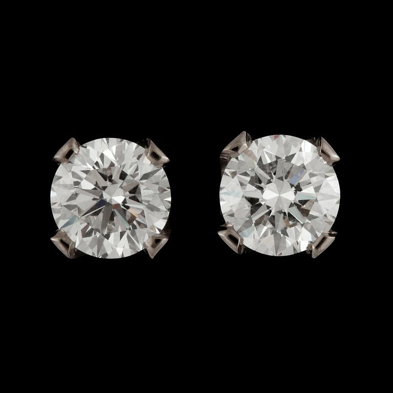 A pair of brilliant cut diamond, 1.50 cts and 1.50 cts, earstuds.