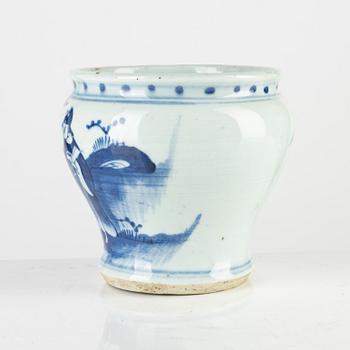 A blue and white porcelain vase, Qing dynasty, 19th century.