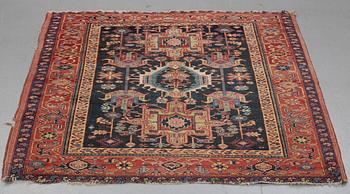 Matta, semiantik Karadja, ca 137-139,5 x 148-150 cm.