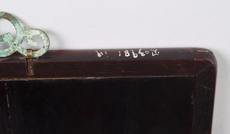 PLAKETT, trä med sten och pärlemorinläggningar, sen Qing (1644-1912).