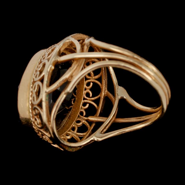 RING, 14k guld med fasettslipad röktopas, 1900-talets andra hälft. Vikt 12 g.