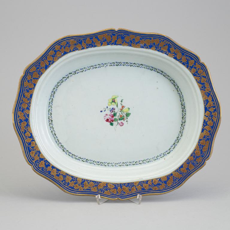 A rare and fine famille rose porcelain platter, Qing dynasty, 18th century.