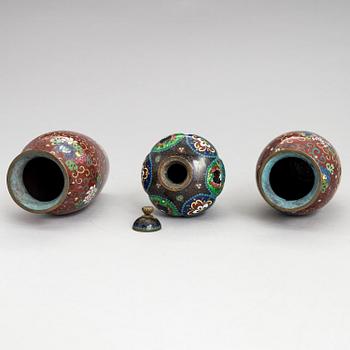 URNA och VASER, 2 st, cloissoné, Japan, tidigt 1900-tal.