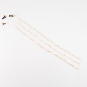 Three necklaces with cultured pearls, without clasps.