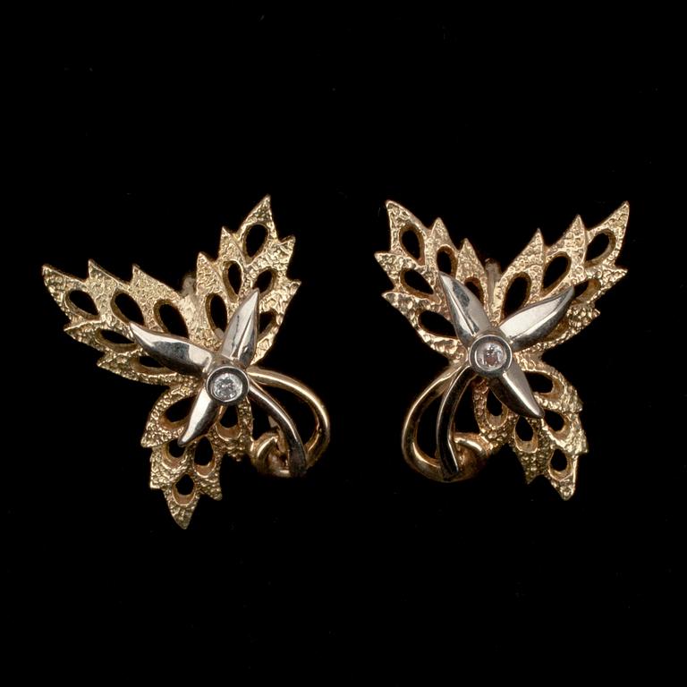 ÖRHÄNGEN, briljantslipade diamanter ca 0.04 ct. 18K guld, Sovjetunionen. Vikt ca 6 g.