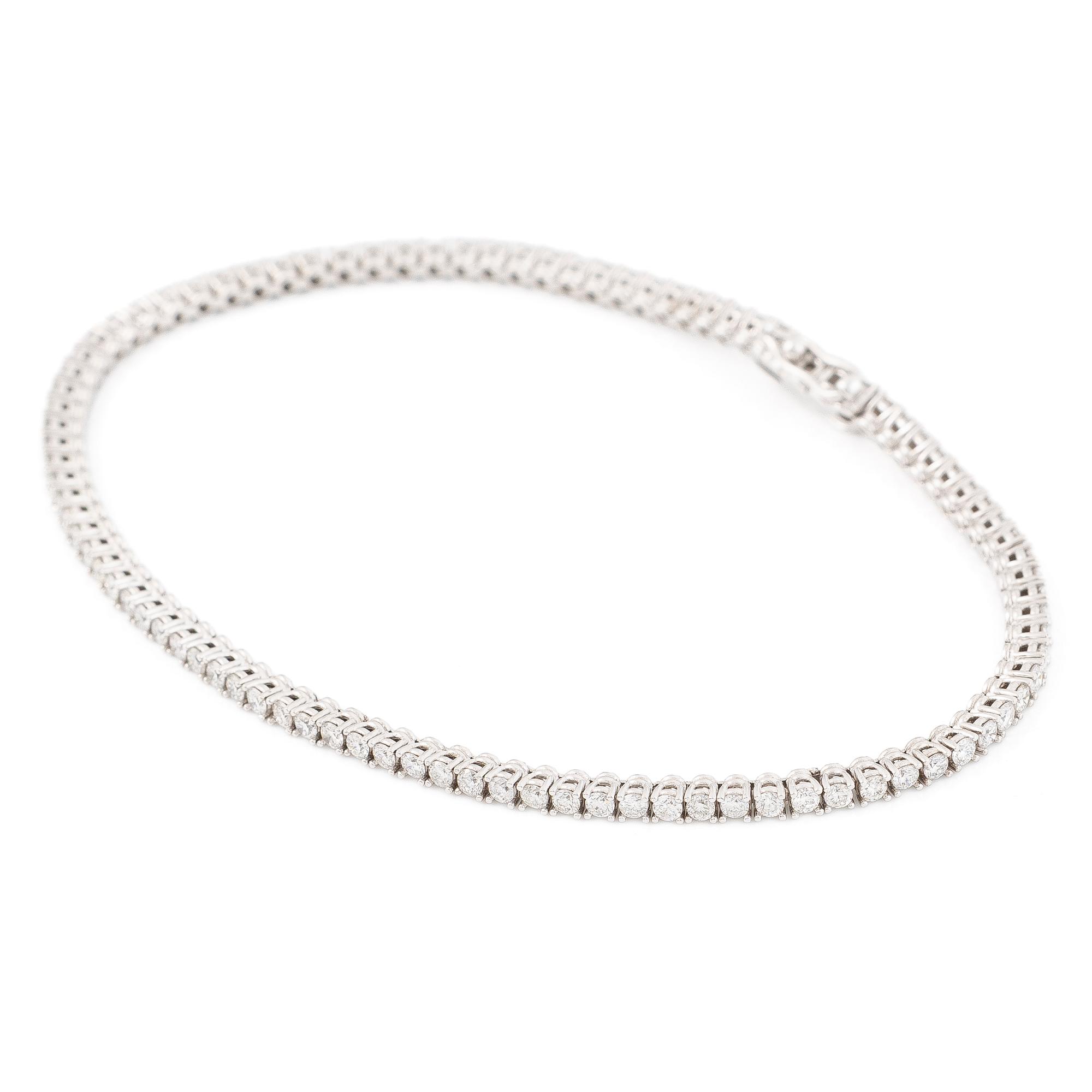 Tennisarmband 18K vitguld med briljantslipade diamanter.