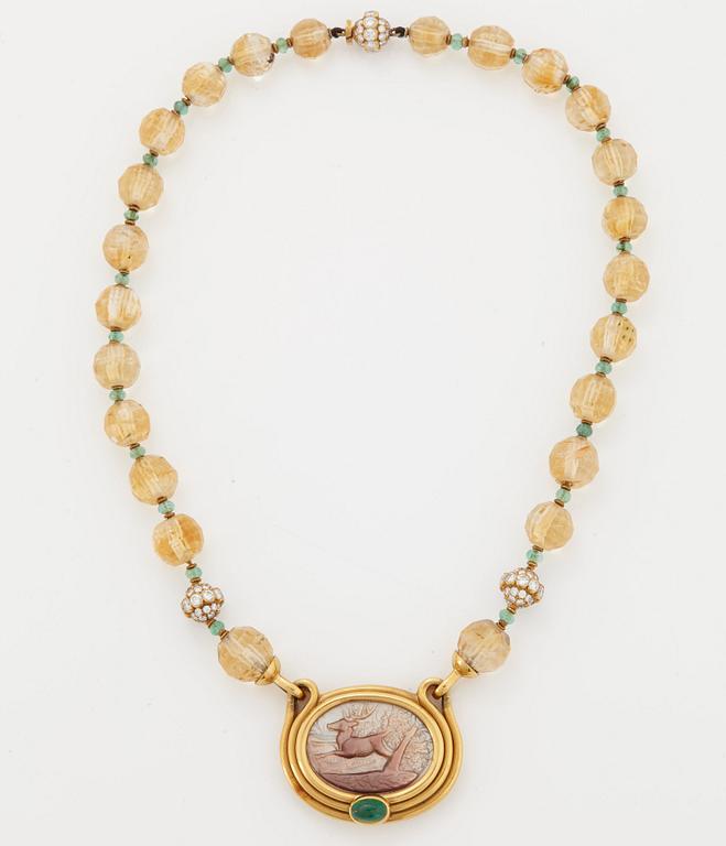 A Bulgari necklace in 18K gold with a mother of pearl cameo.