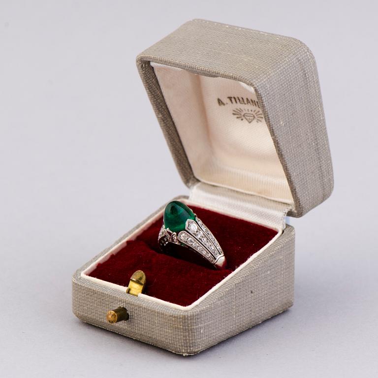 RING, cabochonslipad smaragd, gammalslipade diamanter.  Alexander Tillander, St Petersburg 1855-1918.