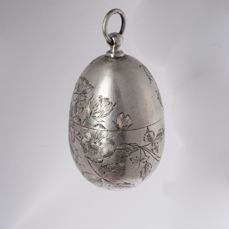 DEKORATIONSÄGG, silver, märkt А.Л (A.L) S:t Petersburg 1882-1899. Tot. vikt 126,5 g.