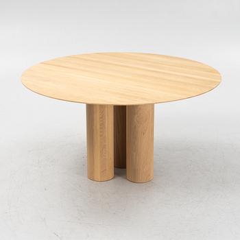 Matti Carlsson, A round oak 'Hommage Grande' dining table from Tre Sekel.