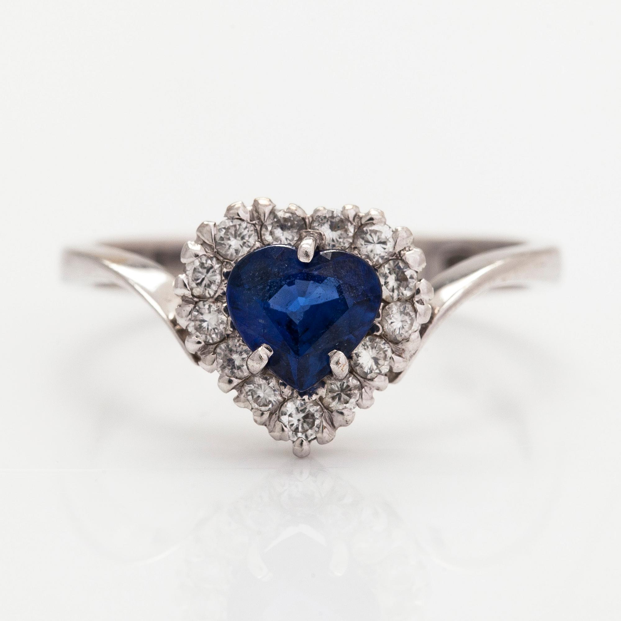 Sormus, 18K valkokultaa, sydämenmuotoinen safiiri ja timantteja yhteensä n. 0.15 ct.