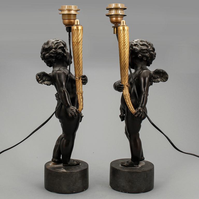 BORDSARMATURER, ett par, brons, Louis XVI-stil, 1900-tal.