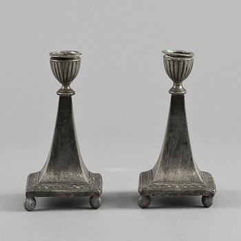 LJUSSTAKAR, ett par, tenn. N.G. Norstrand, Lund. 1800-tal.