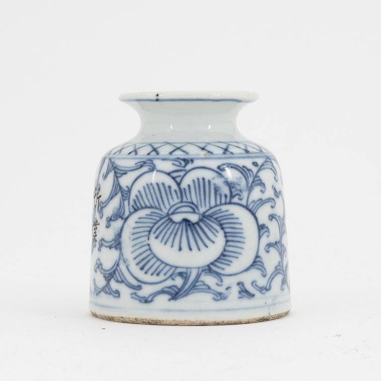 Fat, 12 stycken, samt bläckflaska, porslin, Kina, sen Qingdynasti, sent 1800-tal eller omkring år 1900.