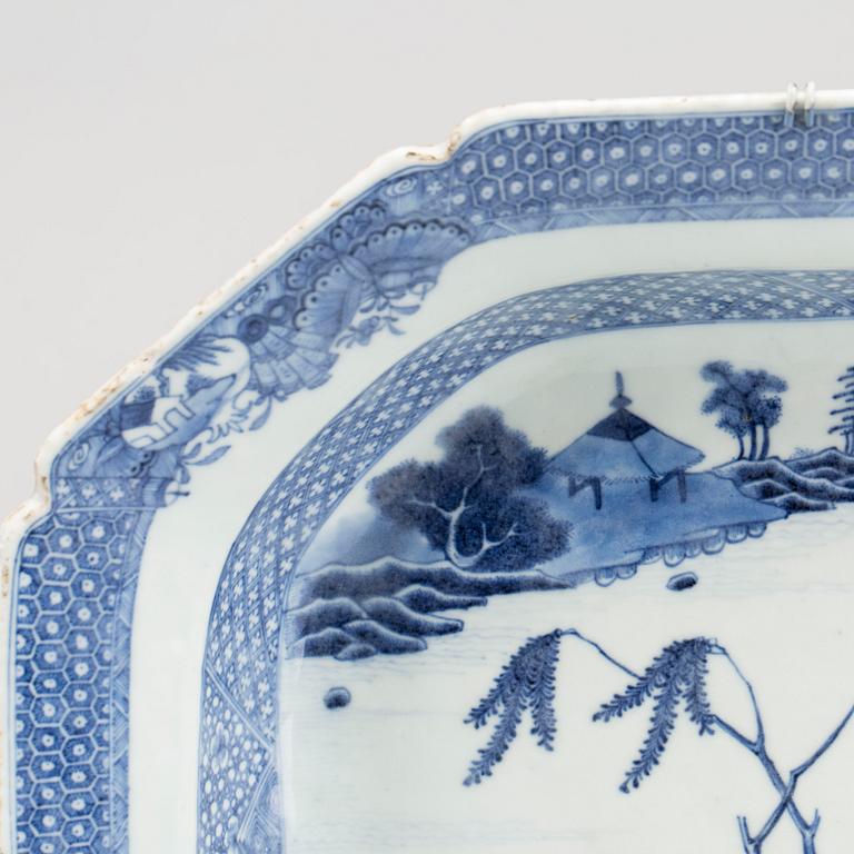 A CHINESE PORCELAIN SAUCER QIANLONG (1736-95).