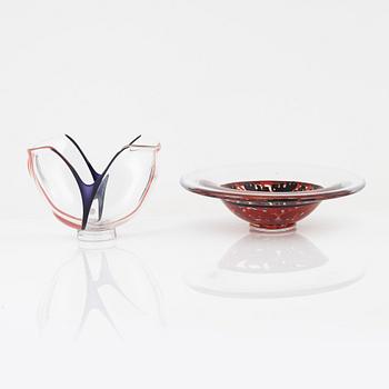 Lars Hellsten, skål, Orrefors, 1983 och Klas-Göran Tinbäck, skål, Målerås Glasbruk, 2001.