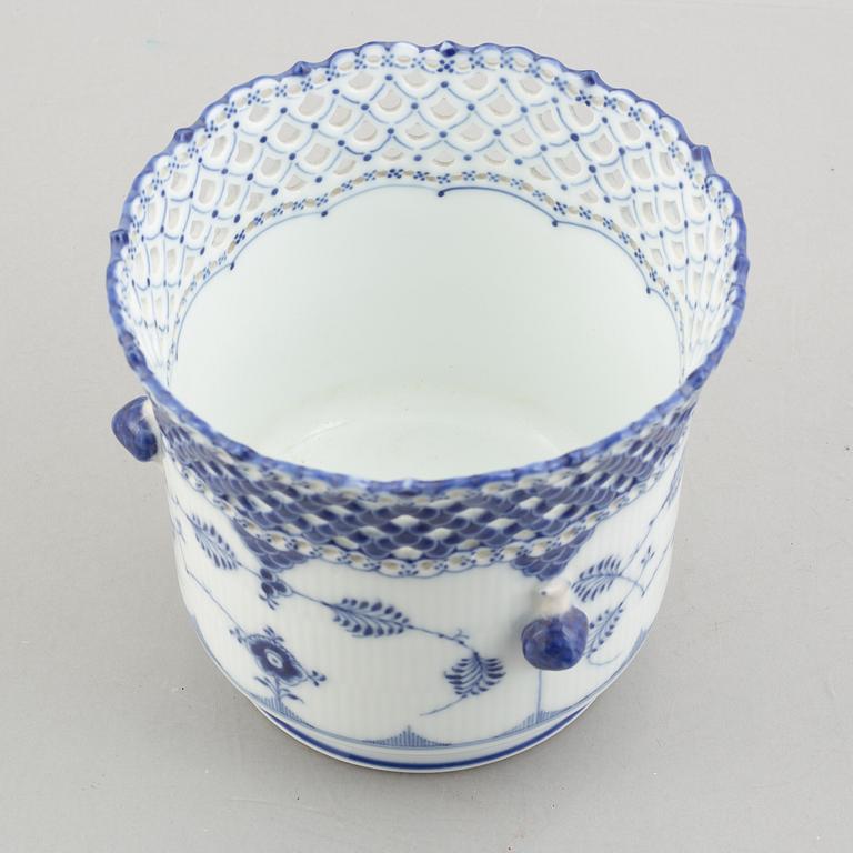 Ytterfoder / kruka, porslin, Royal Copenhagen, "Musselmalet helblond", modell 1047, 1889-1922.