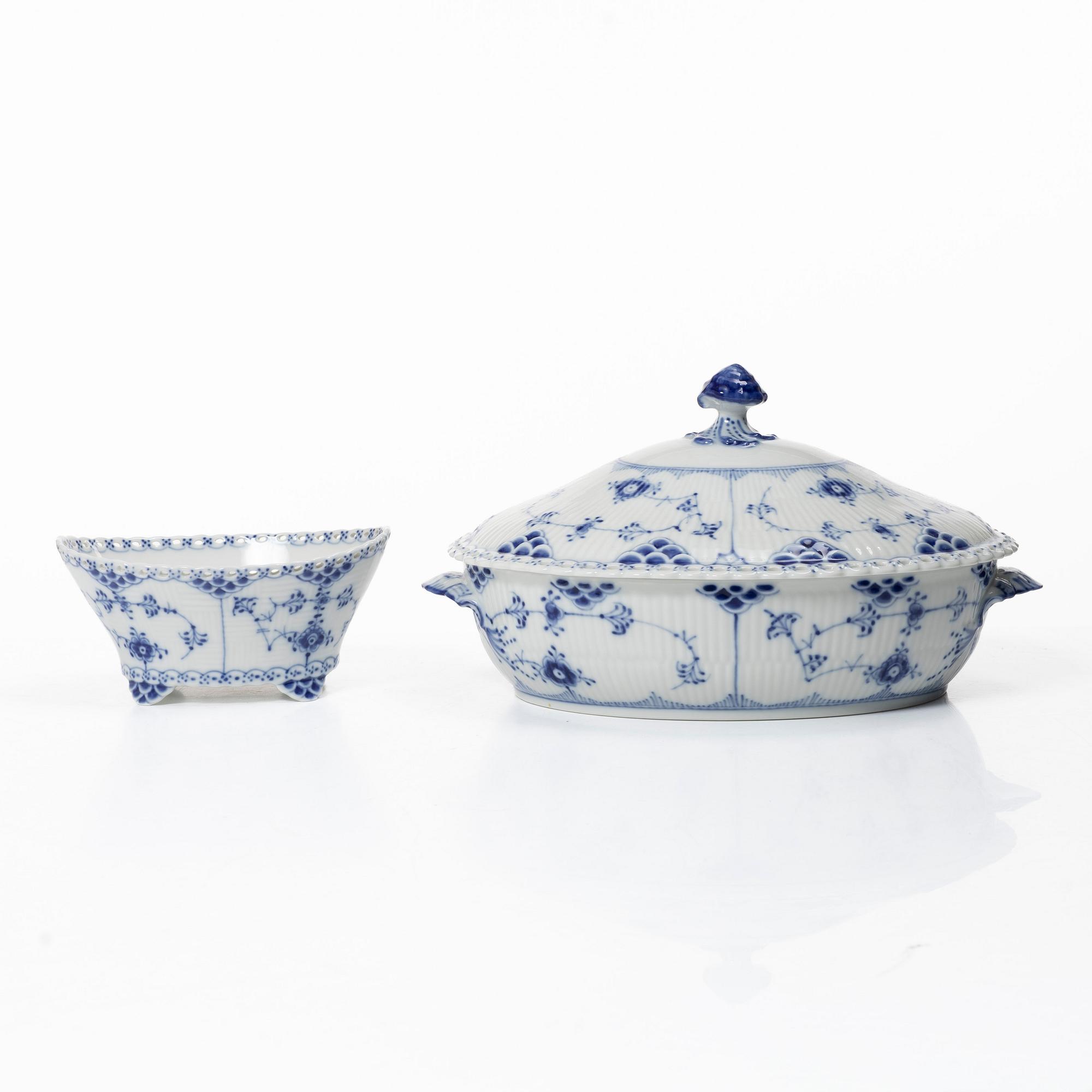 Royal Copenhagen, matservis, 44 delar, porslin, "Musselmalet", helblond , Danmark.