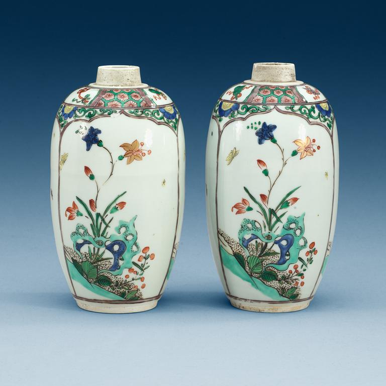 A pair of famille verte small jars, Qing dynasty, Kangxi (1662-1722).