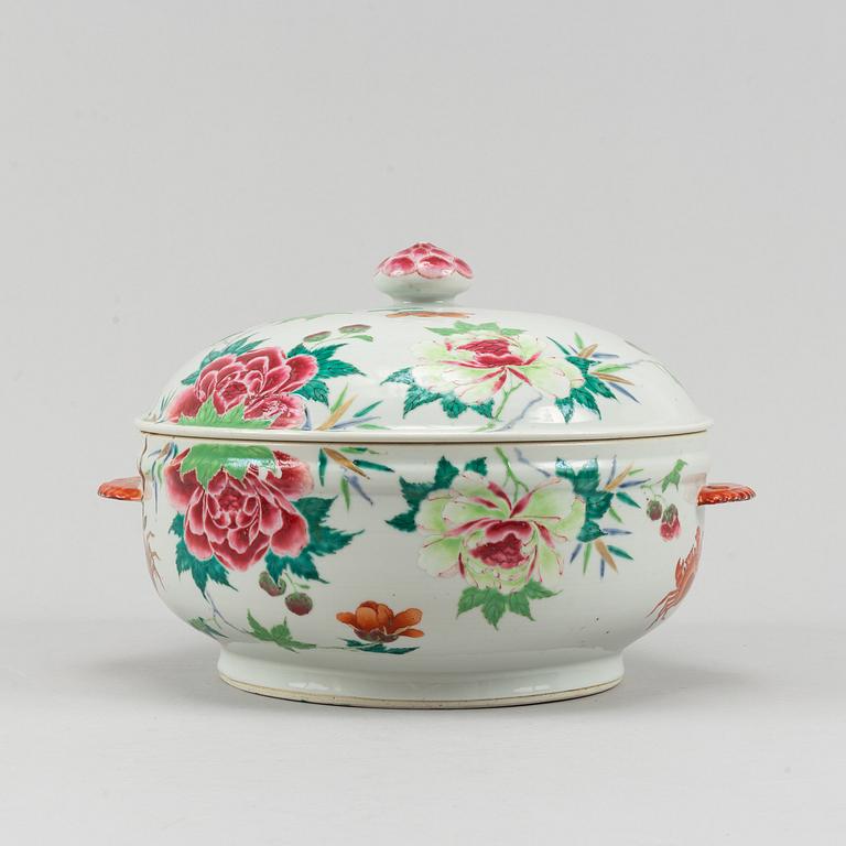 A famille rose tureen with cover, Qing dynasty, Qianlong (1736-95).