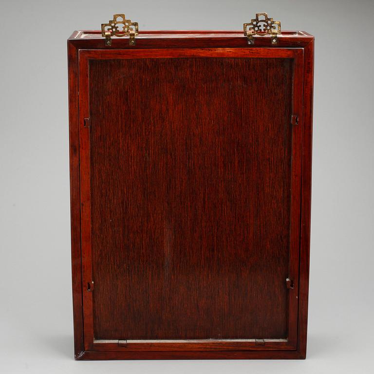 VÄGGVITRINSKÅP, Kina, 1900-tal.