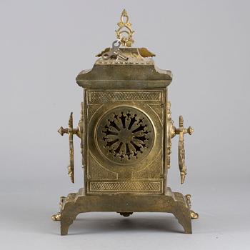 A BRASS MANTEL CLOCK FROM CA 1900.