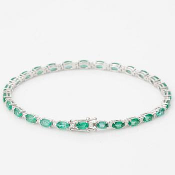 Bracelet 18K white gold with emeralds and brilliant-cut diamonds.