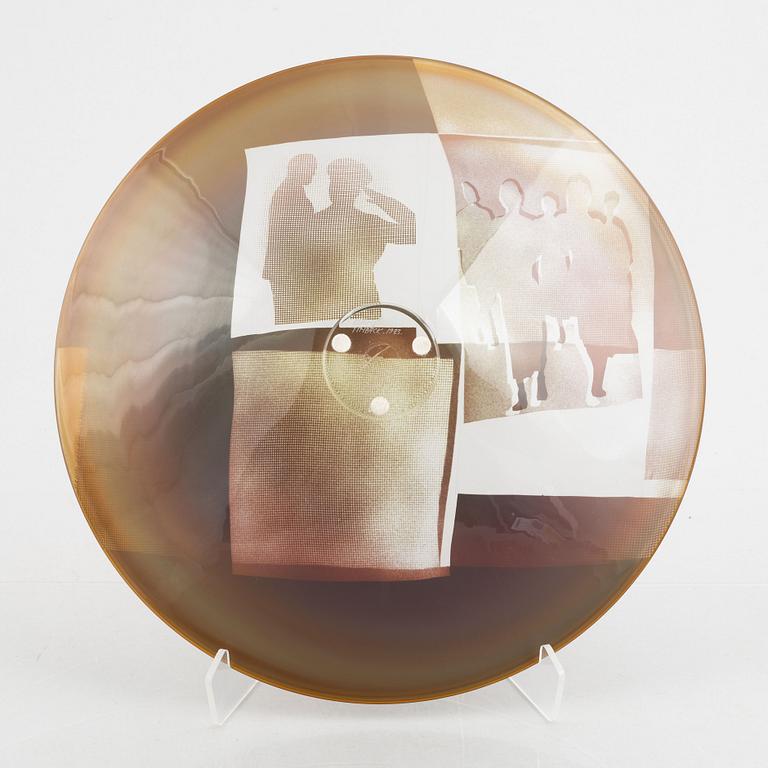 Klas-Göran Tinbäck, a glass dish, 'Den okände makthavaren' (Andropov), executed in his own studio, 1983.