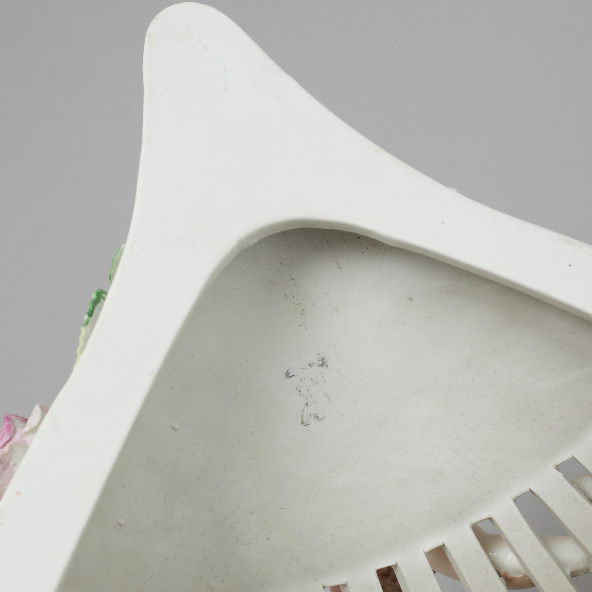 A porcealin shelf, probably from Dresden, first half of the 20th century.