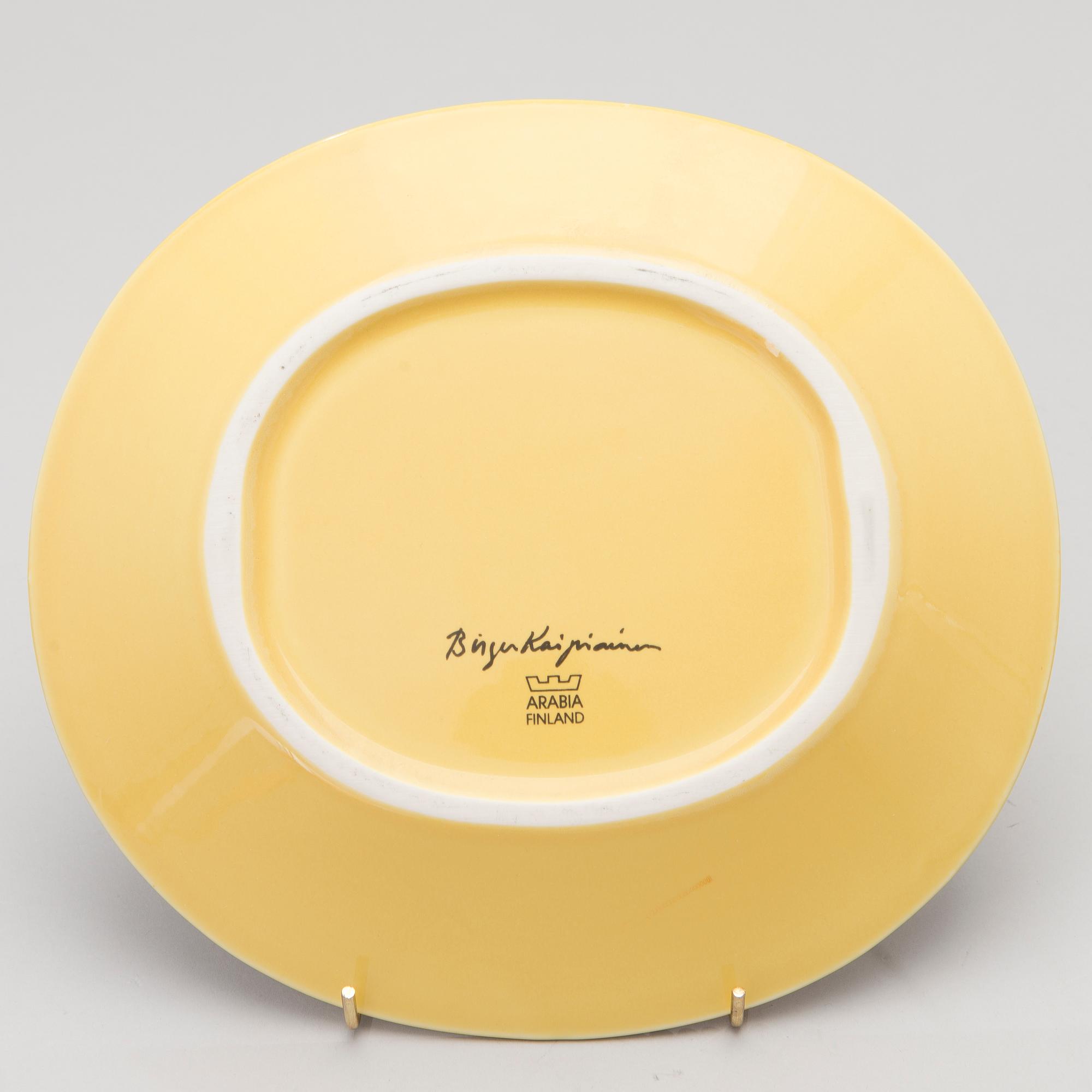 A ceramic dish marked Birger Kaipiainen, Arabia.